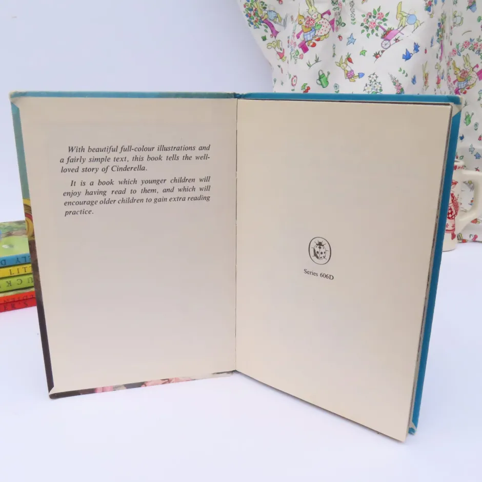 Cottontails Baby Vintage*VINTAGE Ladybird book - Cinderella (mid 1970s)